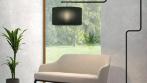 lámpara de pie negra con pie geométrico y pantalla cilíndrica de tela. Está disponible para lámparas de mesilla, se sobremesa, apliques de pared, lámpara de techo en diferentes medidas y colores