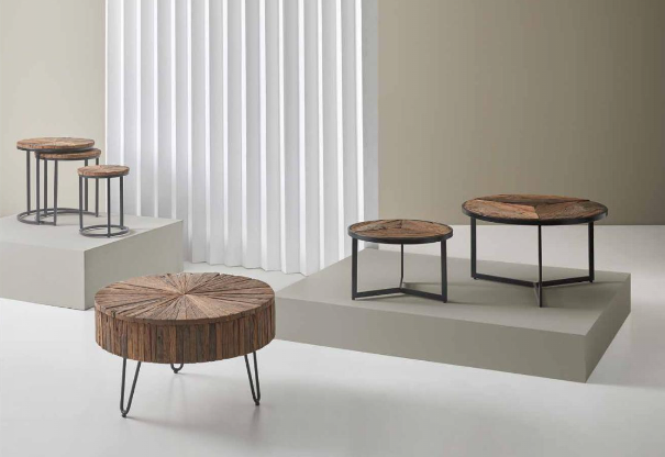 mesa fabricada con madera reciclada de estética ligera y actual. Está disponible en varios colores para las tapas y pie decorativo metálico.