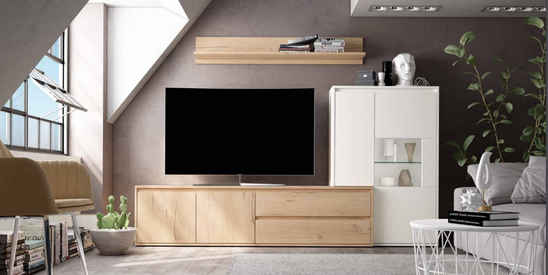 mueble de salón con tirador uñero de estética ligera y actual. Está compuesto por un bajo de TV en color roble natural y una vitrina baja en color blanco.
