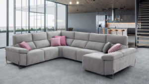 sofá  rinconera con chaiselongue con asientos relax eléctricos pared cero y cabezales reclinables.