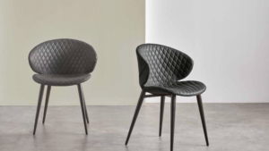 silla con cosido decorativo de estética ligera y actual. Está fabricado en metal y podemos combinarlo con diferentes colores.
