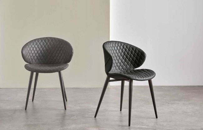 silla con cosido decorativo de estética ligera y actual. Está fabricado en metal y podemos combinarlo con diferentes colores.