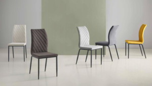 silla con cosido diagonal en respaldo de estética ligera y actual. Está fabricado en metal y podemos combinarlo con diferentes colores