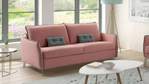 sofá cama pata alta de apertura italiana que se convierte en cama de 160 x x200 y de 140 x 200. Es un modelo de sofá que ofrece varias medidas y modulaciones. Es ideal para utilizar el robot de limpieza ya que pasa sin problema por debajo del mismo
