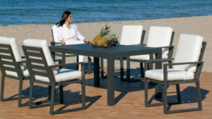 mesa de comedor con sillones en antracita para exterior con diferentes medidas y colores de telas a elegir. Se puede completar con sofá de tres plazas, un sillón individual, mesa de centro y pouff a juego