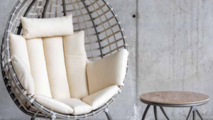 sillón ovalado fijo o balancín fabricado con aluminio con diferentes medidas y colores de telas a elegir. Se puede completar con sofá de tres plazas, un sillón individual, mesa de centro y pouff a juego