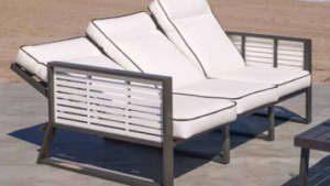 sofás reclinables de exterior con diferentes medidas y colores de telas a elegir. Se puede completar con sofá de tres plazas, un sillón individual, mesa de centro y pouff a juego.