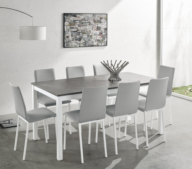 mesa gris y blanca con sillas